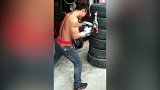 笑出猪叫！民间拳击高手竟这样训练 这只鸡做错了什么