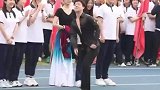 男子在运动会上自信展示拉丁舞，引得全校师生注目