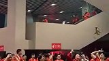国足对阵澳大利亚中场间歇 有球迷走出看台击打袋鼠玩偶