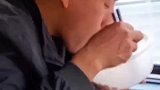 妻子看着眼前的丈夫满是心疼