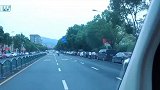 横店在逃公主！张予曦连换三套迪士尼造型拍写真，造型甜美又酷飒