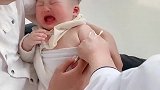 小宝宝来医院接种疫苗，特别开心的看着护士，后来哇哇哭个不停