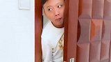 主人给金毛装扮后带去网吧，让工作人员哭笑不得。