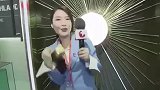 神反应！女记者直播中不慎碰倒名酒 下一秒她的动作惊呆众人