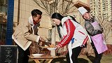 学生整蛊食堂大厨，打饭1元1碗，学生却能吃2碗