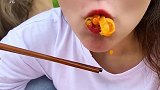 无骨鸡爪 去骨留筋，带有柠檬清香的无骨鸡爪，真的没有骨头哦，你最喜欢我们家鸡爪什么口味呢？hi吃美食
