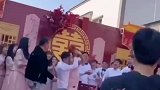 婚礼伴郎伴娘抢花，这是凭实力单身啊
