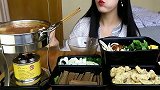 小姐姐一个人在家吃外卖火锅，感觉好棒