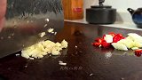 拉皮不要总是凉拌了，加点肉丝简单一炒，爽滑入味，下酒又下饭