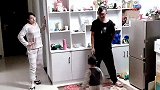 爸爸给儿子表演抓光，妈妈无奈在一边控制开关，孩子对爸爸从震惊转变为崇拜