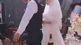 新郎婚礼上想到去世的母亲与父亲相拥而泣  网友：这爷俩不容易婚礼 父亲
