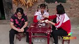 短剧：姐妹吃饭浪费粮食，妈妈带俩人下地干活体验粮食来之不易！