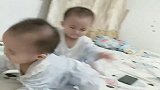 双胞胎弟弟：你开心就开心，老拽我干啥！