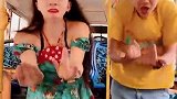 公交车上一幕，小姐姐和小伙的一段跳舞，网友这俩人真搞笑