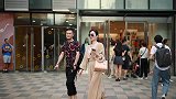 北京街拍，富家太太出来逛街，气质就是不一样，气场强大