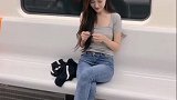 挤了那么多年的地铁，很少看到小姐姐这种类型的女生