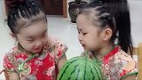 妹妹满心欢喜的挑了大西瓜走，没想到小西瓜才是最“值钱”的