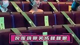 倪妮戴口罩难掩美貌 与旁人嗨聊笑成眯眯眼