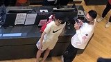 偶遇张嘉倪陪买超买鞋，结完账帮老公拿鞋盒超体贴