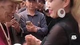 爆笑：大爷都一把年纪了还这么会撩妹，单身小伙可要好好学习啊