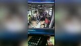 爆新鲜-20170721-女子公交上反抗“咸猪手”被捅伤