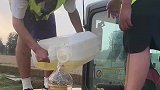 工地上的卧龙凤雏，这样给挖掘机加油
