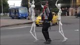 小哥前后绑着一副骨头架，在路上跳出精彩的骷髅舞