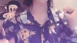 女歌手嗨唱《野花香》节奏感十足，非常好听，越听越带劲