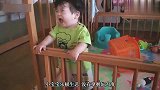 一岁的小宝宝摇头蹦迪，一不小心撞在护栏上，委屈的小表情太萌了