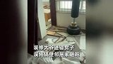 男子曝邻居装修拆了自己家，门柜床全被拆：装修大爷进门就砸