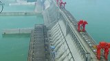 为何三峡大坝泄洪不是直喷，而是朝天喷发呢？原来是因为这个！