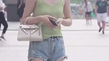 街拍美女时尚达人，吊带背心牛仔打底短裤秀出大长腿百搭款