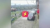 女子和弟弟女友逛完街满载而归，贴心帮提购物袋，见到弟弟后怒了
