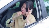 美女当街乱扔瓜子壳，环卫工好心打扫却被她侮辱