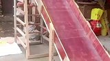 爸爸自建滑梯给孩子玩，看得出来孩子玩的非常开心