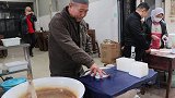 陕西大叔四代人经营一家店，一百年只卖一碗饭，一碗能吃出两种味