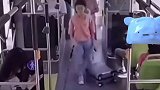 妈妈偷偷跟着失明女儿，有人上前帮助时就亮出字阻止