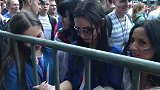 真可爱！美女球迷场外手机观赛 对镜头温柔说嗨
