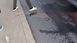 国外修车店小伙太恶毒了，居然往地上倒胶水