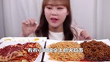 小姐姐极限挑战双倍辣火鸡面，一口下去辣的脸通红，看着都胃疼