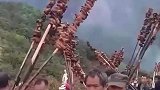 农忙结束了，寨子里的人决定聚聚