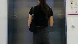 小姐姐在电梯门口就开始跳舞 太逗了