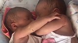 双胞胎宝宝抱在一起睡觉，这画面好美啊，太感人了！