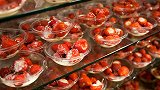 一条让你流口水的视频 看温网标配美食奶油草莓诞生记