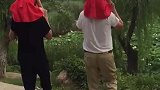 双胞胎姐妹俩，被家里的两个男人宠上了天，出趟门一个人扛一个