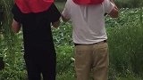 双胞胎姐妹俩，被家里的两个男人宠上了天，出趟门一个人扛一个