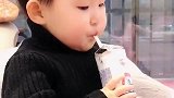 有怎么香吗，萌娃喝牛奶真是一刻都不离手，这呆萌小表情太可爱了