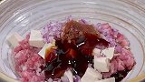 把肉末放进豆腐里，出锅就是客家经典名菜，嫩滑鲜香，太好吃了