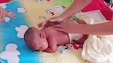 奶奶给小宝宝按摩，宝宝鼻子被捂住了，把宝宝翻身后发现脸都红了