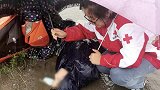 浙江宁波：找到了！路遇昏迷伤者，她撑伞半小时等待120